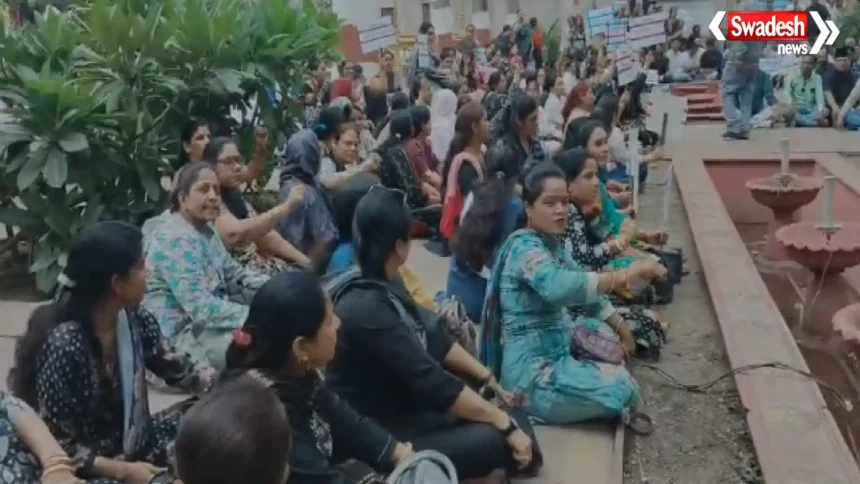 इंदौर के राजवाड़ा में TET परीक्षा की अनिवार्यता के विरोध में शिक्षकों का प्रदर्शन