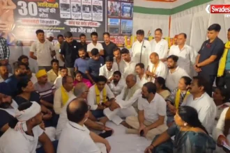 Digvijaya Singh Rewa में कल्पना मिश्रा और नवजात की मौत पर धरने में शामिल होते हुए