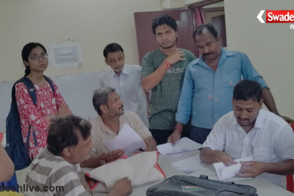 नौनिहालों की सेहत को योगी सरकार का पोषण कवच, आंगनबाड़ी केंद्रों पर मिल रहा पौष्टिक आहार यूपी में हॉट कुक्ड मील योजना से आंगनबाड़ी केंद्रों में बदली पोषण व्यवस्था खाने की गुणवत्ता जांच से लेकर साफ-सफाई तक विभागीय स्तर पर होती है निगरानी 32.88 लाख बच्चों को नियमित मिल रहा गर्म व पौष्टिक भोजन लखनऊ, 1 सितंबर। प्रदेश में बच्चों के बेहतर स्वास्थ्य और मजबूत पोषण की दिशा में योगी सरकार की ओर से लगातार किए जा रहे प्रयासों का असर आंगनबाड़ी केंद्रों पर दिखाई दे रहा है। सक्षम आंगनबाड़ी एवं पोषण-2.0 की गाइडलाइन के तहत संचालित हॉट कुक्ड मील योजना के जरिए 3 से 6 वर्ष तक के बच्चों को नियमित रूप से ताजा, गर्म और पौष्टिक पका हुआ भोजन उपलब्ध कराया जा रहा है। यूपी में करीब 1.45 लाख को-लोकेटेड और 0.44 लाख नॉन को-लोकेटेड आंगनबाड़ी केंद्रों पर आने वाले लगभग 32.88 लाख बच्चे नियमित लाभान्वित हो रहे हैं। साप्ताहिक मेन्यू में पौष्टिक व विविध भोजन बाल विकास एवं पुष्टाहार विभाग के साप्ताहिक मेन्यू के अनुसार, बच्चों को अलग-अलग दिनों में रोटी-सब्जी, चावल-दाल, मौसमी सब्जियों से तैयार तहरी और अन्य पौष्टिक भोजन उपलब्ध कराया जाता है। योगी सरकार आंगनबाड़ी केंद्रों के माध्यम से छोटे बच्चों को नियमित गर्म भोजन उपलब्ध कराकर सरकार एक ओर उनके पोषण स्तर को बेहतर बनाने का प्रयास कर रही है, वहीं दूसरी ओर कम उम्र से ही संतुलित आहार की आदत विकसित करने की दिशा में भी काम कर रही है। भोजन की गुणवत्ता पर खास नजर, स्वच्छता के मानकों का पालन अनिवार्य योगी सरकार ने बच्चों के भोजन की गुणवत्ता और सुरक्षा को लेकर भी स्पष्ट मानक तय किए हैं। कोटेदार से मिलने वाला खा‌द्यान्न उत्तम गुणवत्ता का होना अनिवार्य है। भोजन तैयार करने से पहले अनाज की अच्छी तरह सफाई और हरी सब्जियों को दो से तीन बार पानी से धोने की व्यवस्था है। इससे बच्चों को स्वच्छ और सुरक्षित भोजन उपलब्ध कराने पर जोर दिया गया है। परोसने से पहले दो वयस्क करते हैं भोजन की जांच भोजन बच्चों को परोसने से पहले कम से कम दो वयस्क व्यक्तियों जैसे शिक्षक, रसोइया या माता समिति के सदस्य द्वारा रोस्टर के आधार पर भोजन की जांच की जाती है। इसमें भोजन के स्वाद और गुणवत्ता को परखा जाता है। विभागीय व्यवस्था का उद्देश्य यह सुनिश्चित करना है कि बर्चा तक पहुंचने वाला भोजन पौष्टिक होने के साथ-साथ गुणवत्तापूर्ण और सुरक्षित भी हो। 32.88 लाख बच्चों को मिल रहा पौष्टिक आहार