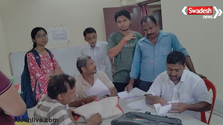 नौनिहालों की सेहत को योगी सरकार का पोषण कवच, आंगनबाड़ी केंद्रों पर मिल रहा पौष्टिक आहार यूपी में हॉट कुक्ड मील योजना से आंगनबाड़ी केंद्रों में बदली पोषण व्यवस्था खाने की गुणवत्ता जांच से लेकर साफ-सफाई तक विभागीय स्तर पर होती है निगरानी 32.88 लाख बच्चों को नियमित मिल रहा गर्म व पौष्टिक भोजन लखनऊ, 1 सितंबर। प्रदेश में बच्चों के बेहतर स्वास्थ्य और मजबूत पोषण की दिशा में योगी सरकार की ओर से लगातार किए जा रहे प्रयासों का असर आंगनबाड़ी केंद्रों पर दिखाई दे रहा है। सक्षम आंगनबाड़ी एवं पोषण-2.0 की गाइडलाइन के तहत संचालित हॉट कुक्ड मील योजना के जरिए 3 से 6 वर्ष तक के बच्चों को नियमित रूप से ताजा, गर्म और पौष्टिक पका हुआ भोजन उपलब्ध कराया जा रहा है। यूपी में करीब 1.45 लाख को-लोकेटेड और 0.44 लाख नॉन को-लोकेटेड आंगनबाड़ी केंद्रों पर आने वाले लगभग 32.88 लाख बच्चे नियमित लाभान्वित हो रहे हैं। साप्ताहिक मेन्यू में पौष्टिक व विविध भोजन बाल विकास एवं पुष्टाहार विभाग के साप्ताहिक मेन्यू के अनुसार, बच्चों को अलग-अलग दिनों में रोटी-सब्जी, चावल-दाल, मौसमी सब्जियों से तैयार तहरी और अन्य पौष्टिक भोजन उपलब्ध कराया जाता है। योगी सरकार आंगनबाड़ी केंद्रों के माध्यम से छोटे बच्चों को नियमित गर्म भोजन उपलब्ध कराकर सरकार एक ओर उनके पोषण स्तर को बेहतर बनाने का प्रयास कर रही है, वहीं दूसरी ओर कम उम्र से ही संतुलित आहार की आदत विकसित करने की दिशा में भी काम कर रही है। भोजन की गुणवत्ता पर खास नजर, स्वच्छता के मानकों का पालन अनिवार्य योगी सरकार ने बच्चों के भोजन की गुणवत्ता और सुरक्षा को लेकर भी स्पष्ट मानक तय किए हैं। कोटेदार से मिलने वाला खाद्यान्न उत्तम गुणवत्ता का होना अनिवार्य है। भोजन तैयार करने से पहले अनाज की अच्छी तरह सफाई और हरी सब्जियों को दो से तीन बार पानी से धोने की व्यवस्था है। इससे बच्चों को स्वच्छ और सुरक्षित भोजन उपलब्ध कराने पर जोर दिया गया है। परोसने से पहले दो वयस्क करते हैं भोजन की जांच भोजन बच्चों को परोसने से पहले कम से कम दो वयस्क व्यक्तियों जैसे शिक्षक, रसोइया या माता समिति के सदस्य द्वारा रोस्टर के आधार पर भोजन की जांच की जाती है। इसमें भोजन के स्वाद और गुणवत्ता को परखा जाता है। विभागीय व्यवस्था का उद्देश्य यह सुनिश्चित करना है कि बर्चा तक पहुंचने वाला भोजन पौष्टिक होने के साथ-साथ गुणवत्तापूर्ण और सुरक्षित भी हो। 32.88 लाख बच्चों को मिल रहा पौष्टिक आहार