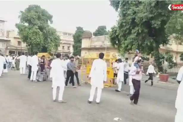 Govind Dev Ji Temple Jaipur में जन्माष्टमी पर श्रद्धालुओं की भीड़