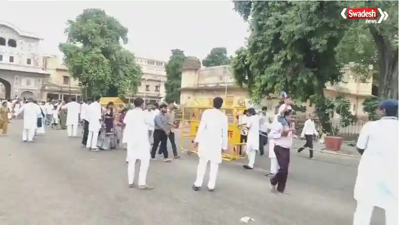 Govind Dev Ji Temple Jaipur में जन्माष्टमी पर श्रद्धालुओं की भीड़