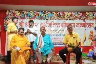 Krishna Janmashtami Kalash Yatra Dumka में कलश लेकर शामिल महिलाएं