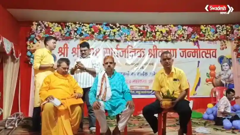 Krishna Janmashtami Kalash Yatra Dumka में कलश लेकर शामिल महिलाएं