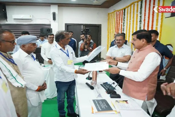 bhopal-harda-cm-dr-mohan-yadav-gives-registry-certificate/