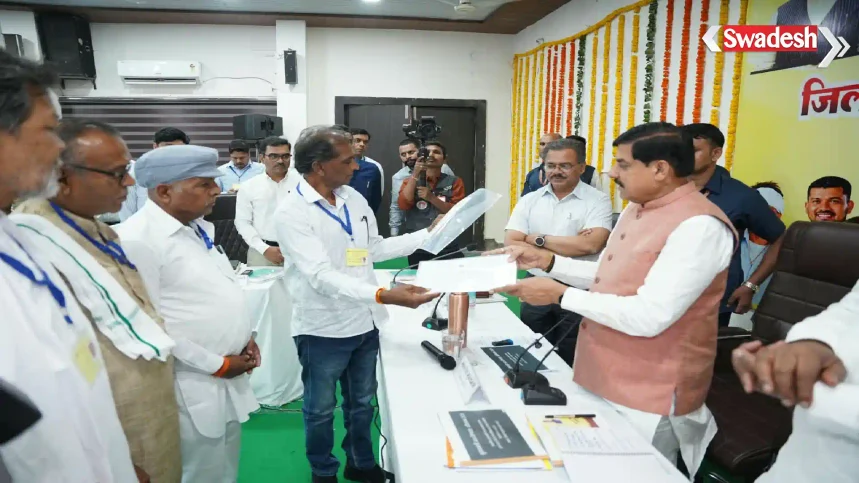bhopal-harda-cm-dr-mohan-yadav-gives-registry-certificate/