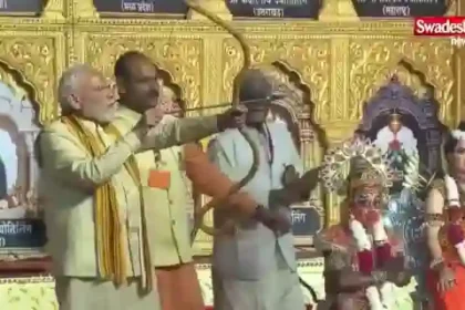 दशहरा 2026 पर दिल्ली के आईपी एक्सटेंशन में रावण दहन करते प्रधानमंत्री नरेंद्र मोदी