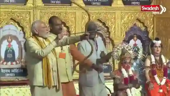 दशहरा 2026 पर दिल्ली के आईपी एक्सटेंशन में रावण दहन करते प्रधानमंत्री नरेंद्र मोदी
